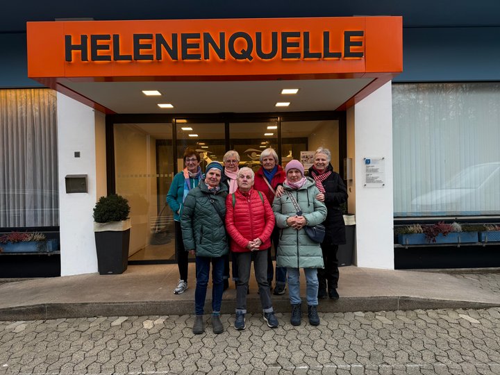 Sieben ältere Damen stehen vor dem Eingang des Gesundheitszentrum Helenenquelle und lächeln in die Kamera