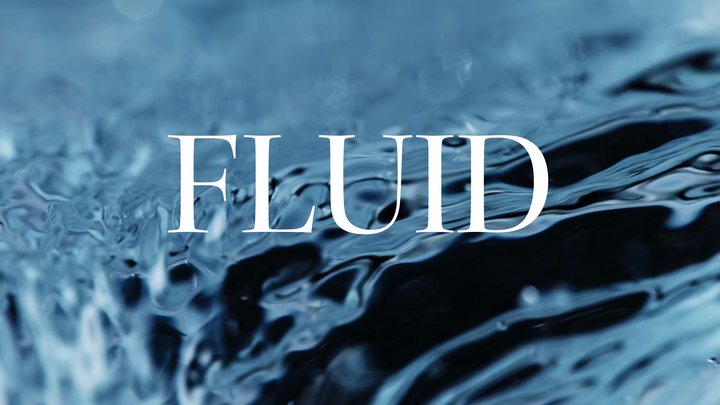 Nahaufnahme einer dynamischer, blauer Wellen mit Lichtreflexionen, darüber der Schriftzug 'FLUID' in eleganter, weißer Typografie.